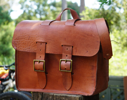 Leather bag in brown with a strap to be easily carried around