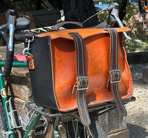 Leather bag that's fitted to a Surly front rack