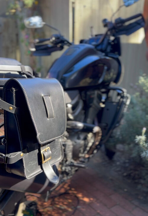 Leather pannier for motorcycle