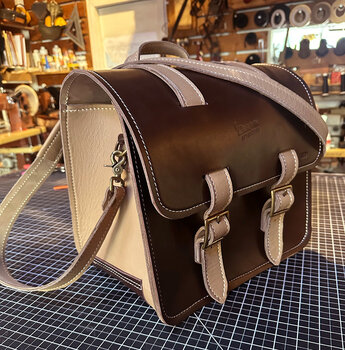 Leather scooter bag with a strap to take it with you wherever you go